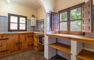 Η κουζίνα ή μικρή κουζίνα στο 3 Bedroom Beautiful Home In Lanjarón