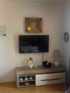 salon z telewizorem na ścianie w obiekcie Brankas Apartments w Barze