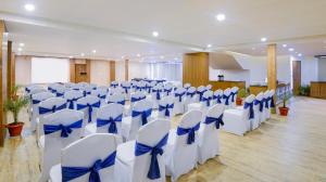 The business area and/or conference room at TreeHouse Chail Villas