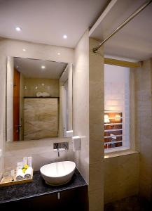 A bathroom at TreeHouse Chail Villas