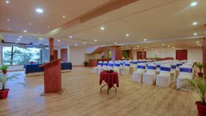 The business area and/or conference room at TreeHouse Chail Villas