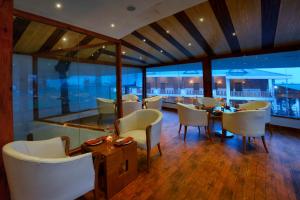 A restaurant or other place to eat at TreeHouse Chail Villas