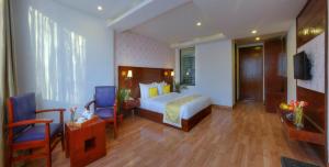 A bed or beds in a room at TreeHouse Chail Villas