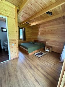 Postel nebo postele na pokoji v ubytování Cottages SHIKHRA - კოტეჯები შიხრა