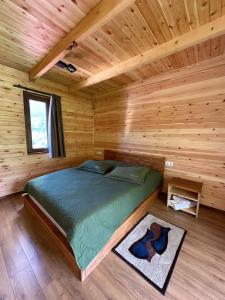Postel nebo postele na pokoji v ubytování Cottages SHIKHRA - კოტეჯები შიხრა