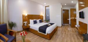 A bed or beds in a room at TreeHouse Chail Villas