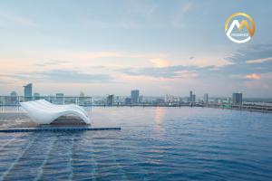 Bazén v ubytování Hotel Serviced Apartments Top One Infinity Pool with View of 360 Degree nebo v jeho okolí