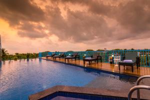 Bazén v ubytování De Mandarin Hotel Goa nebo v jeho okolí