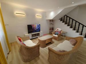 TV a/nebo společenská místnost v ubytování Jk Home Borneo 97 18Pax 6BedR 5BathR