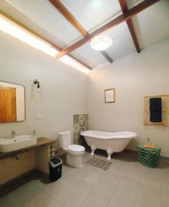 Bilik mandi di BaraCoco Bungalows
