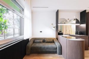 una cucina con sgabello al centro di una stanza di Easylife - Milano - Vittore 45 I - Sant'Ambrogio a Milano