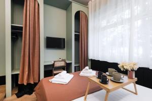 Camera con letto, tavolo e TV di Easylife - Milano - Vittore 45 I - Sant'Ambrogio a Milano