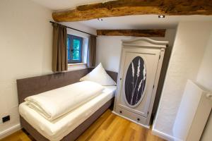 Ένα ή περισσότερα κρεβάτια σε δωμάτιο στο Michels Mühle - Pitt sin Atelier