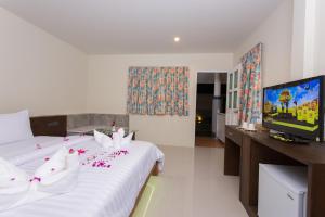TV a/nebo společenská místnost v ubytování Suksompong Resort