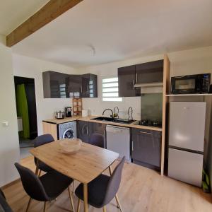 Kuchyň nebo kuchyňský kout v ubytování Le chalet de Langevin