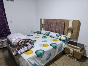 Postel nebo postele na pokoji v ubytování شقة مفروشة مكيفة في قلب العلمين الجديدة