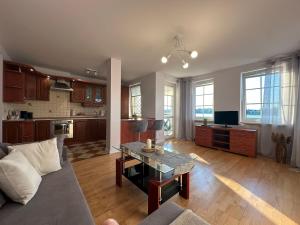 a living room with a couch and a table at Chillout u Oli Apartament nad samym jeziorem in Ostróda