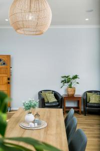 una sala da pranzo con tavolo e sedie di Eden St Lukes Cozy Accommodation ad Auckland