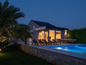 willa z basenem nocą w obiekcie Villa Vinky w Puli