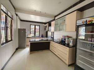 クチンにあるJk Romance House 20Pax 6Carparksの大きなキッチン(冷蔵庫、カウンター付)