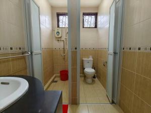 クチンにあるJk Romance House 20Pax 6Carparksのトイレと洗面台付きのバスルーム +55枚の写真