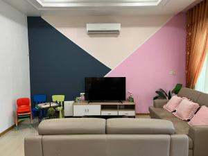 クチンにあるJk Romance House 20Pax 6Carparksのソファとテレビのあるリビングルーム