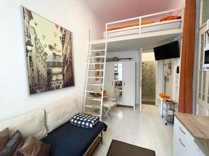 Televízia a/alebo spoločenská miestnosť v ubytovaní Junior Orange Apartment next to Danube
