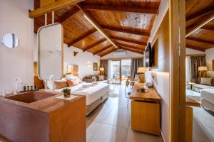 Posteľ alebo postele v izbe v ubytovaní Caldera Creta Paradise