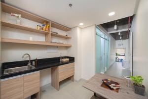 O bucătărie sau chicinetă la The Grid Co-Living Managed by HII