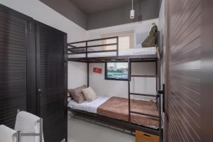 Un pat sau paturi într-o cameră la The Grid Co-Living Managed by HII
