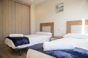 A bed or beds in a room at Casa en Tarela, Porto do Son