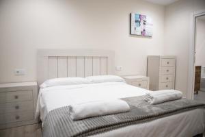 A bed or beds in a room at Casa en Tarela, Porto do Son