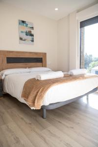 A bed or beds in a room at Casa en Tarela, Porto do Son Még 37 kép