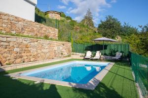 The swimming pool at or close to Casa en Tarela, Porto do Son