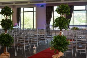Un restaurante o sitio para comer en The Kenmare Bay Hotel & Luxury Lodges Resort