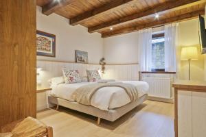 a bedroom with a large bed and a window at Luderna - Apto con terraza Cap de la Vila in Vielha
