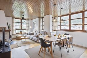 un soggiorno con un tavolo e un divano di Luderna - Apartamento Aiguestortes a Vielha