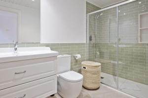 un bagno con wc, lavandino e doccia di Luderna - Apartamento Aiguestortes a Vielha Altre 6 foto