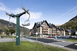 una seggiovia nel centro di una città di Luderna - Apartamento Aiguestortes a Vielha