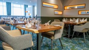 Un restaurante o sitio para comer en The Kenmare Bay Hotel & Luxury Lodges Resort