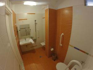 łazienka z umywalką, toaletą i lustrem w obiekcie Mirto Apartments w mieście Afissos