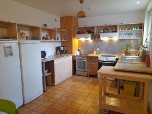 una cucina con un frigorifero bianco e un lavello di Auberge du Champ Commun ad Augan
