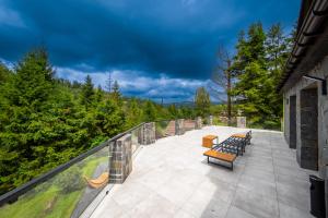 Un balcón o terraza en LEŚNE ZACISZE Wisła - Jacuzzi, Bacówka, Niesamowite Widoki