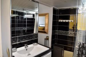 a bathroom with a sink and a shower at Appartement charmant au Gosier avec terrasse de 32 m² in Le Gosier +5 photos