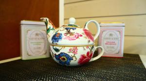 a tea pot sitting on top of a table at Fantail Bush Chalet and Hot Tub in Parakakau +23 photos