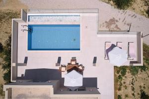 Bazén v ubytování Mini Villa Tsaros nebo v jeho okolí