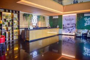 Imagen de la galería de Hotel 88 Embong Malang Tunjungan Surabaya by WH - Breakfast with The Best View on The Highest Floor and Strategic Location in The City Center, en Surabaya