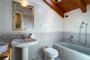 Koupelna v ubytování Dreams on the Lake - Affitti Brevi Italia + 16 fotografií