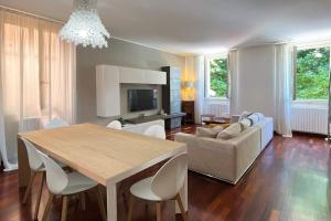 TV a/nebo společenská místnost v ubytování Dreams on the Lake - Affitti Brevi Italia