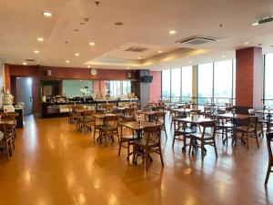 Un restaurante o sitio para comer en Hotel 88 Embong Malang Tunjungan Surabaya by WH - Breakfast with The Best View on The Highest Floor and Strategic Location in The City Center